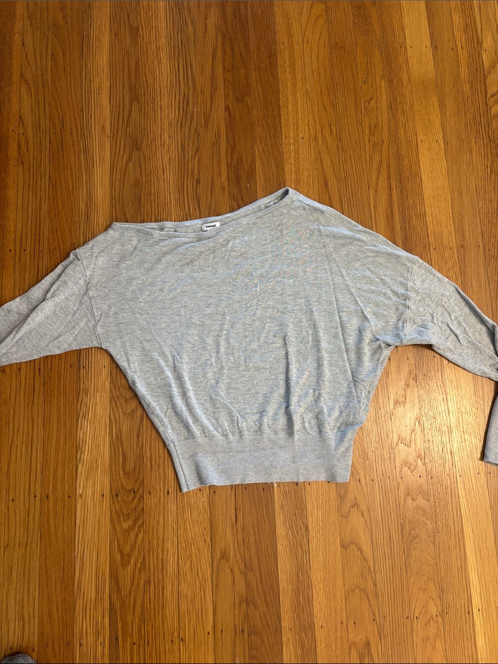 Garage off shoulder sweater light grey
